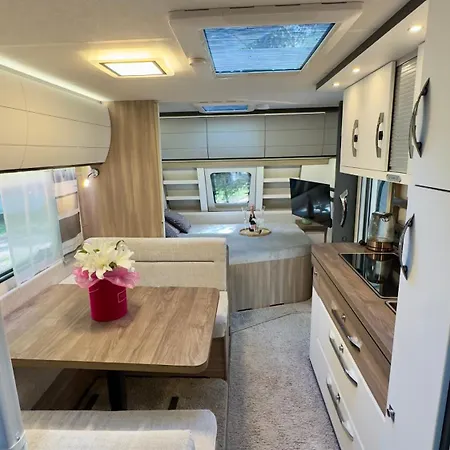 Caravana Juliana Hobby 545 Z Widokiem Na Jezioro Kamp alanı *