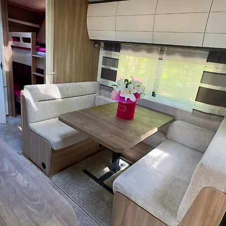 Kamp alanı Caravana Juliana Hobby 545 Z Widokiem Na Jezioro