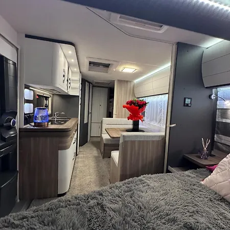 Caravana Juliana Hobby 545 Z Widokiem Na Jezioro Kamp alanı *